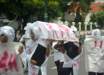 Aksi 'pocong' mahasiswa UGM