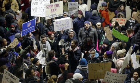 Aksi protes atas kebijakan Presiden Trump terkait perintah menangguhkan semua imigrasi dari negara-negara dengan keprihatinan terorisme, yaitu Irak, Suriah, Iran, Sudan, Libya, Somalia dan Yaman.