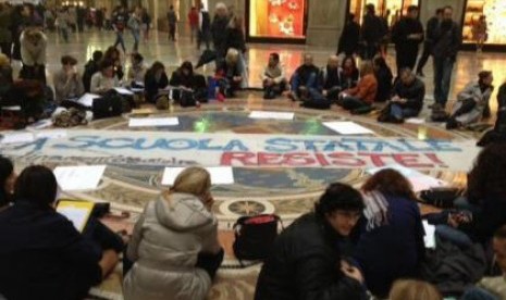 Aksi protes guru di  pusat perbelanjaan Galleria Vittorio Emanuele. 