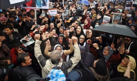 Aksi protes yang menuntut keadilan atas kasus pembunuhan Farkhunda di Kabul, Afghanistan, Kamis (27/5). 