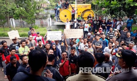 [ilustrasi] Aksi puluhan sopir angkot Cibadak-Cicurug Kabupaten Sukabumi, di Kantor Balai Pengelolaan Jalan (BPJ) Wilayah Pelayanan Sukabumi di Kota Sukabumi.