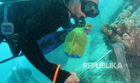 Aksi Pungut Sampah di Dasar Laut kepulauan Seribu oleh komunitas Gabungan Penyelam se-Indonesia, Ahad (19/8).