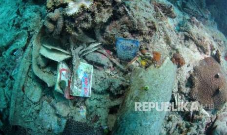 Komunitas Diver peduli laut tengah mengambil berkantong-kantong sampah di dasar laut. foto dok KKP