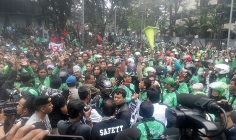 Aksi ratusan pengemudi Gojek di Kantor Pusat PT Gojek Indonesia di Jalan Kemang Selatan, Jakarta