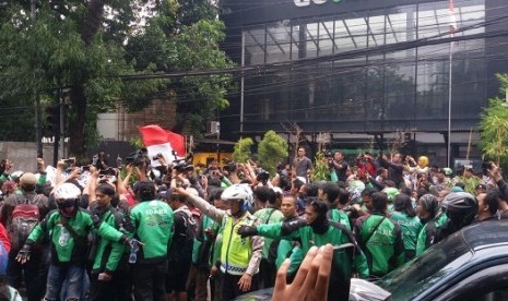 Aksi ratusan pengemudi Gojek di Kantor Pusat PT Gojek Indonesia di Jalan Kemang Selatan, Jakarta