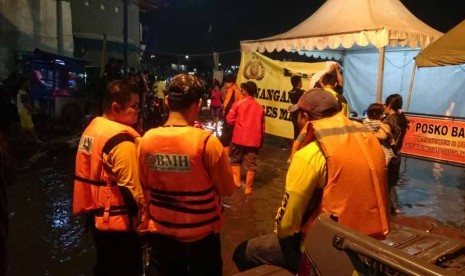  Aksi relawan BMH-SAR Hidayatullah di Kampung Melayu, Jakarta. 