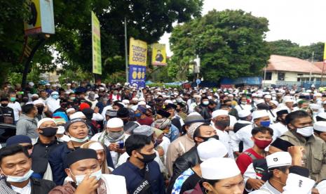 Aksi ribuan massa dari Barisan Islam Sukabumi Raya baik ponpes dan ormas Islam mendatangi Polres Sukabumi Kota menuntut Habib Rizieq Syihab dibebaskan, Jumat (18/12).