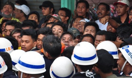  Aksi saling dorong antara petugas dan pedagang kaki lima (PKL) saat penertiban di Stasiun Pasar Minggu, Kamis (18/4).   (Republika/Rakhmawaty La'lang)