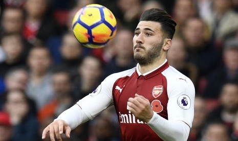 Aksi Sead Kolasinac pada laga Arsenal lawan Swansea City di Stadion Emirates, Sabtu (29/10).