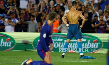 Aksi selebrasi Cristiano Ronaldo setelah mencetak gol kedua Real Madrid di leg pertama Final Piala Super Spanyol di Camp Nou, Barcelona, Senin (14/8) pagi. 