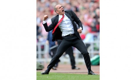 Aksi selebrasi pelatih Sunderland Paolo Di Canio, usai mengalahkan Everton di pertandingan Liga Primer Inggris di Stadium of Light, Sunderland, Sabtu (20/4).    (AP/Scott Heppell)