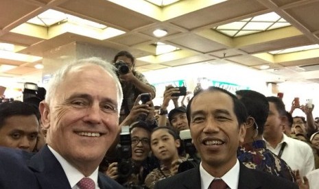 Aksi Selfie PM Turnbull dan Jokowi di Pasar Tanah Abang.