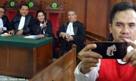 Aksi selfie Saipul Jamil di dalam ruang sidang di Pengadilan Negeri Jakarta Utara, beberapa waktu lalu.