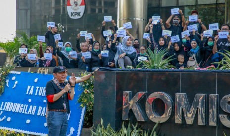 Aksi simbolik pegawai dan pimpinan KPK menyelimuti Gedung KPK dengan kain hitam karena KPK akan diselimuti kegelapan ketika revisi UU KPK isinya dapat melumpuhkan KPK disetujui dan jika Pimpinan diisi orang-orang bermasalah, Gedung Merah Putih KPK, Ahad (8/9). 