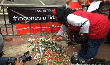 Aksi simpatik di lokasi serangan teror Jalan MH Thamrin, Jakarta, Jumat (15/1).