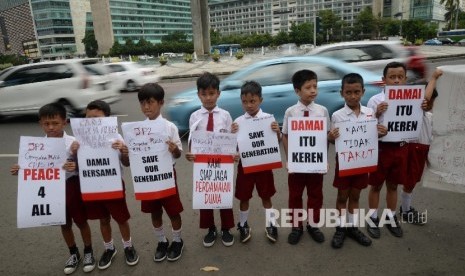 Aksi simpatik #kamitidaktakut digelar sejumlah siswa siswa SD sampai SMA di depan pos polisi bunderan HI, Jakarta Pusat, Jumat (15/1).  ( Republika/ Yasin Habibi )