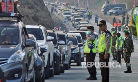 Aksi simpatik para polisi dan kemeriahan ragam kesenian melepas rombongan pemudik yang akan kembali ke kota asal masing- masing. Senin (18/6).