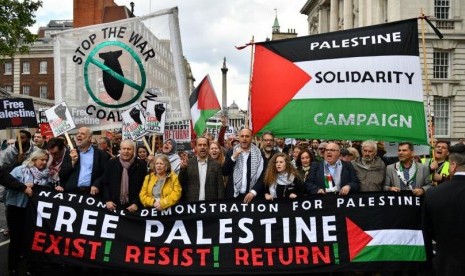 Aksi solidaritas di London mendukung rakyat Palestina. Aksi juga dihadiri aktivis Palestina Ahed Tamimi.