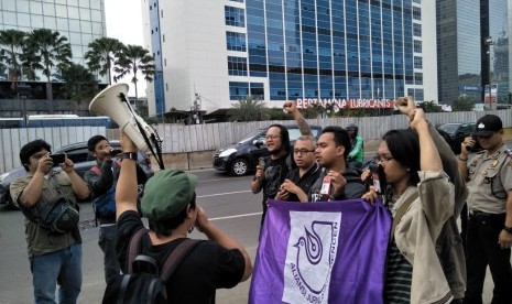 Aksi solidaritas Lawan Kekerasan Terhadap Pers oleh Forum Pekerja Media di Jalan M.H Thamrin, Sabtu (2/6).