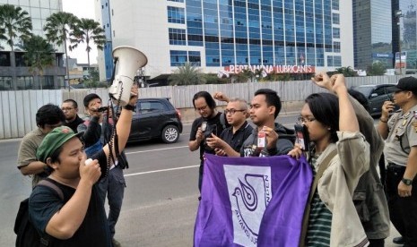 Aksi solidaritas Lawan Kekerasan Terhadap Pers oleh Forum Pekerja Media di Jalan M.H Thamrin, Sabtu (2/6). 