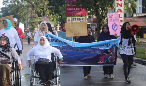 Aksi solidaritas untuk memberi dukungan kepada drg Romi Sofpa Ismael