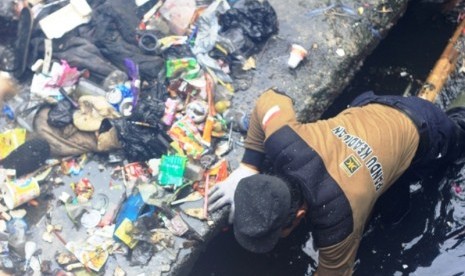 Aksi sosial kader PKS membersihkan sampah di sungai.