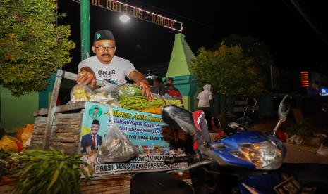 Aksi sosialisasi oleh pedagang sayur di Pasar Dander, Bojonegoro, Jatim. 