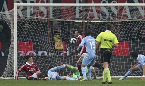 Aksi striker AC Milan Giampaolo Pazzini usai mencetak gol pertama ke gawang Lazio pada lanjutan Serie A, Ahad (3/3) dini hari WIB.