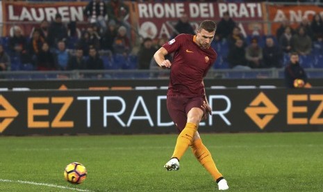 Aksi striker AS Roma, Edin Dzeko pada laga Serie A lawan Pescara di stadion Olimpico, Ahad (27/11). Roma menang 3-2 pada laga ini.