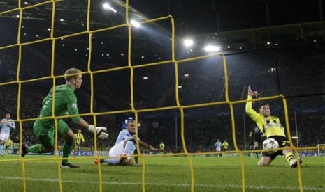 Aksi Striker Borussia Dortmund Julian Schieber saat membobol gawang Manchester City yang dijaga Joe Hart. Partai terakhir fase Grup D Liga Champions di Westfalenstadion, Rabu (5/12) dini hari itu dimenangkan Dortmund 1-0.