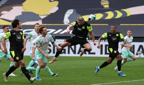 Aksi Striker Dortmund Erling Haaland saat Dortmund mengalahkan Werder Bremen 4-1 di Signal Iduna Park, Ahad (19/4)