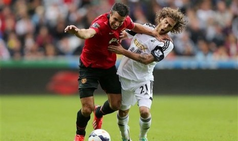 Aksi striker Manchester United Robin Van Persie pada laga melawan Swansea City pada pekan pertama Liga Primer Inggris 2013/2014.