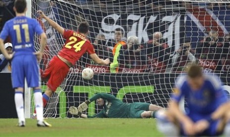 Aksi striker Steua Bucharest Raul Rusescu saat membobol gawang Chelsea yang dikawal Petr Cech lewat titik putih di laga leg pertama 16 besar Liga Europa, Jumat (8/3) dini hari WIB.