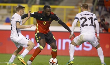 Aksi striker timnas Belgia, Romelu Lukaku (tengah), saat laga lawan Estonia pada laga kualifikasi Piala Dunia 2018 di Koning Boudewijn, Brussels, Senin (14/11) dini hari WIB. Belgia menang telak 8-1.