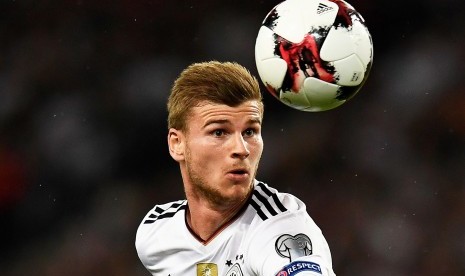 Aksi striker timnas Jerman, Timo Werner saat laga kualifikasi Piala Dunia 2018 lawan Norwegia di Stuttgart, Senin (4/9).