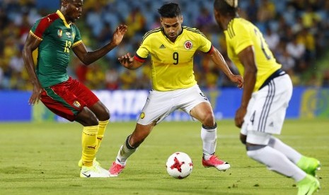 Aksi striker timnas Kolombia, Radamel Falcao (tengah) pada laga persahabatan lawan Kamerun, di Getafe, Rabu (14/6) dini hari WIB. Kolombia menang telak, 4-0.