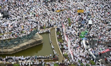 Aksi Super Damai 212 : Foto aerial ribuan umat Islam melakukan zikir dan doa bersama saat Aksi Bela Islam III di kawasan Bundaran Bank Indonesia, Jakarta, Jumat (2/12).