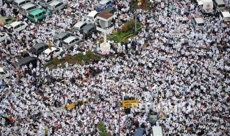 Aksi Super Damai 212 : Foto aerial ribuan umat Islam melakukan zikir dan doa bersama saat Aksi Bela Islam III di kawasan Bundaran Bank Indonesia, Jakarta, Jumat (2/12).