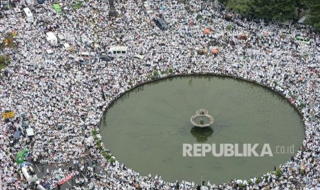 Aksi Super Damai 212 : Foto aerial ribuan umat Islam melakukan zikir dan doa bersama saat Aksi Bela Islam III di kawasan Bundaran Bank Indonesia, Jakarta, Jumat (2/12).