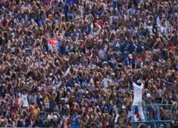 Aksi suporter Arema Indonesia.