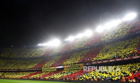 Aksi suporter Barca pendukung pemisahdan Katalan dari Spanyol pada laga El Classico antara FC Barcelona melawan Real Madrid di Camp Nou, Barcelona, Spanyol, Kamis (19/12) dini hari.