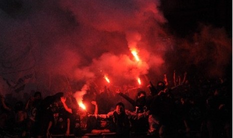 Aksi suporter PSS Sleman di pertandingan Divisi Utama melawan PSIS Semarang.