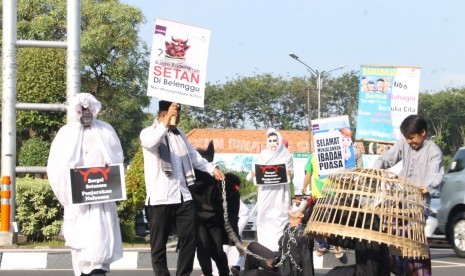 Aksi teatrikal 'Borgol Setanmu, Penjarakan Nafsumu' untuk menyambut Ramadhan.