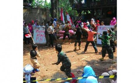 aksi teatrikal dari siswa-siswi SAI Meruyung memeringati Hari Pahlawan