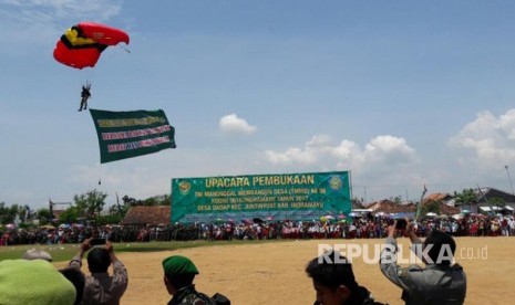 Aksi terjun payung dari Persatuan Terjun Payung Angkatan Darat memeriahkan pembukaan TNI Manunggal Membangun Desa (TMMD) ke-98 Kodim 0616/Indramayu Tahun 2017 di Desa Dadap, Kecamatan Juntinyuat, Kabupaten Indramayu, Rabu (5/4). Kegiatan yang dibuka oleh Gubernur Jabar, Ahmad Heryawan itu diharapkan bisa mempercepat pembangunan di daerah.