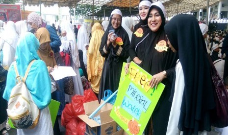 Aksi tiga perempuan muda dalam kegiatan Bela Islam Jilid III di masjid Agung Medan, Jumat (2/12).