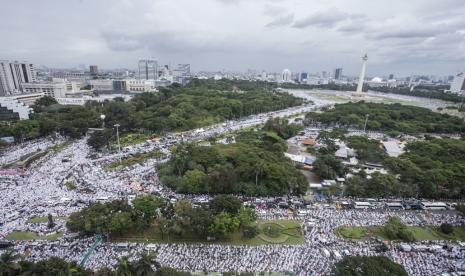 Aksi umat Islam 212 yang damai.