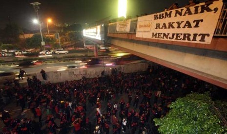  Aksi unjuk rasa buruh menolak kenaikan harga bahan bakar minyak (BBM) berlangsung hingga malam hari di depan Komplek Parlemen, Jakarta, Senin (17/6).