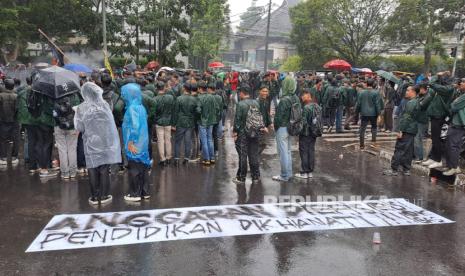 Aksi unjuk rasa di depan Gedung DPRD Provinsi Jawa Barat (Jabar), Senin (17/2/2025). Aksi serupa juga digelar mahasiswa di Jakarta.