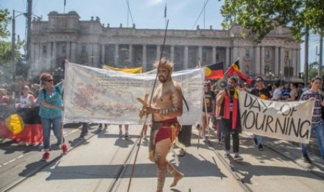 Aksi unjuk rasa 'Hari Invasi' dilakukan oleh warga Aborijin, Torress Strait Islander dan Aktifis di luar gedung parlemen Melbourne. 